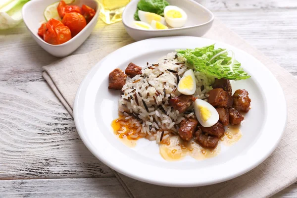 Arroz sabroso servido en la mesa, primer plano —  Fotos de Stock