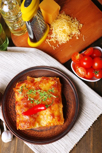 Část chutné lasagne na stole — Stock fotografie