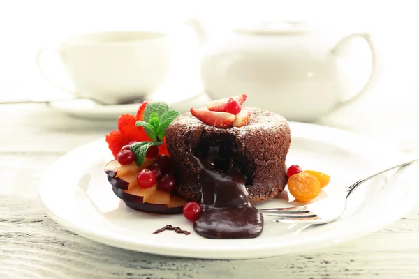 Budín de chocolate caliente con centro fondant con frutas, primer plano —  Fotos de Stock