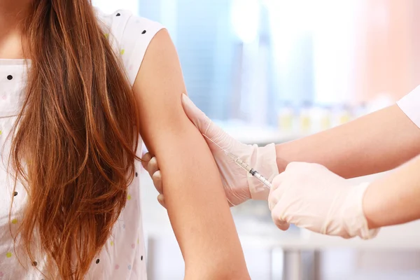 Médico fazendo vacinação — Fotografia de Stock