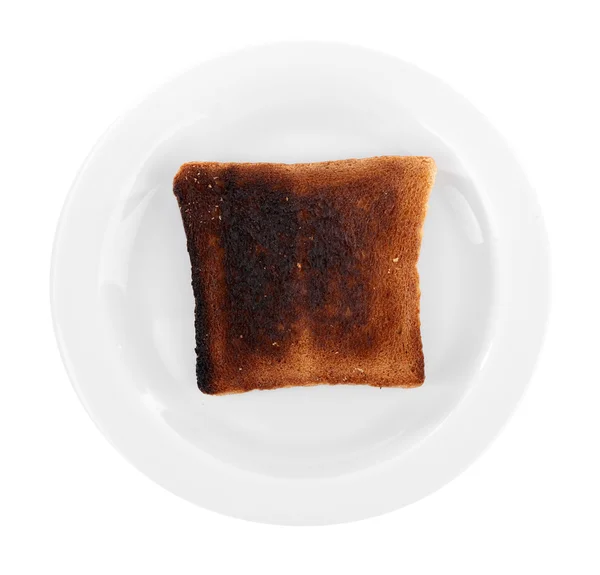 Pain grillé brûlé sur assiette, isolé sur fond blanc — Photo