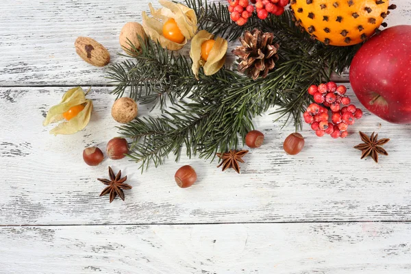 Frutta con spezie e rametto di pino natalizio — Foto Stock