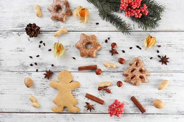 Alfombra de pino de Navidad con especias y galletas —  Fotos de Stock