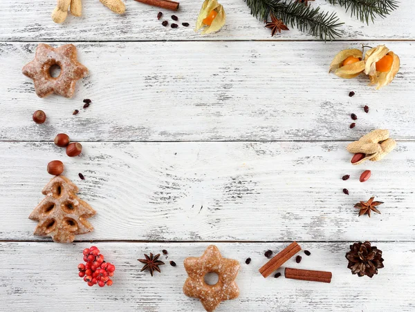 Alfombra de pino de Navidad con especias y galletas —  Fotos de Stock