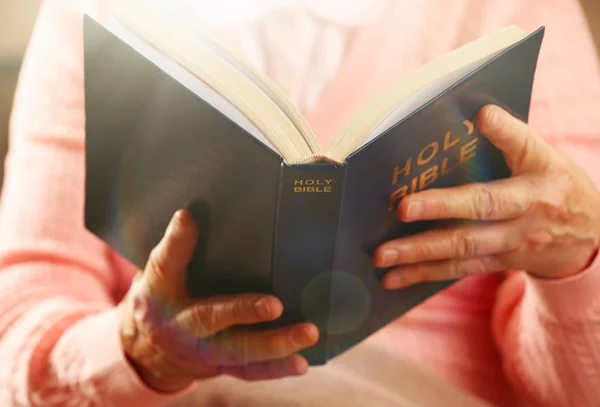 Oude vrouw Bijbel lezen — Stockfoto