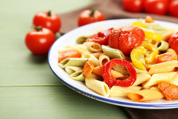 Insalata di pasta con pepe, carota e pomodori su sfondo tavolo di legno — Foto Stock