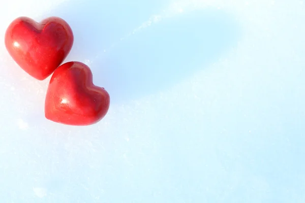 Два красных замороженных сердца — стоковое фото