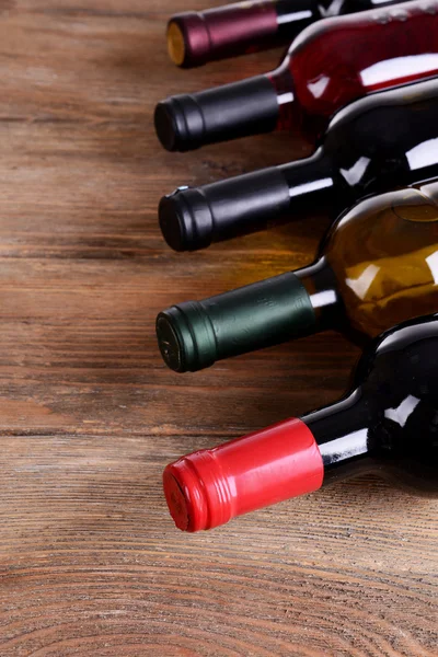 Diferentes botellas de vino en primer plano de mesa — Foto de Stock