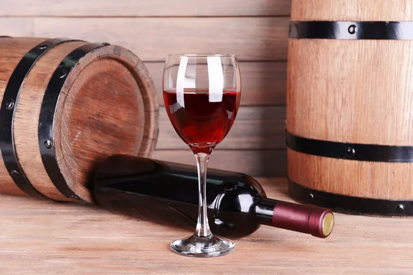 Vin rouge sur table sur fond bois — Photo
