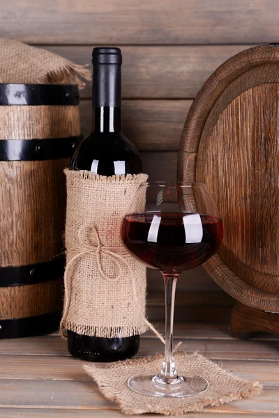 Rött vin på bordet på trä bakgrund — Stockfoto