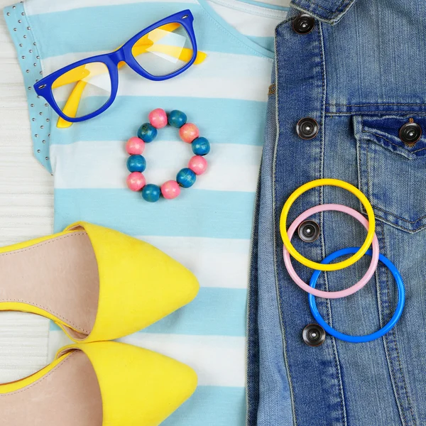 Ropa y accesorios femeninos de moda — Foto de Stock