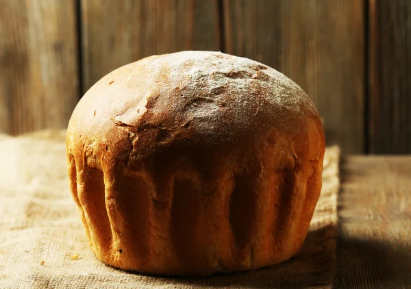 Gustoso pane sul tavolo su sfondo di legno — Foto Stock