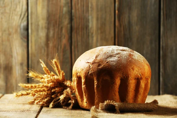 Lekker brood op tafel op houten achtergrond — Stockfoto