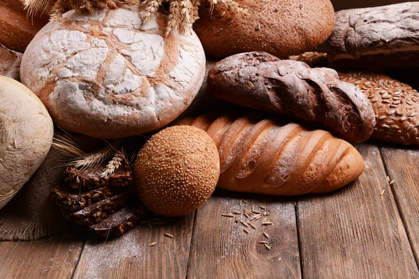 Tablo yakın çekim farklı ekmek — Stok fotoğraf