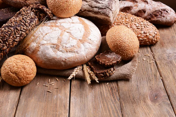 Pão diferente na mesa close-up — Fotografia de Stock