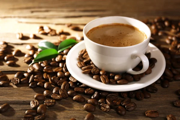 Xícara de café na mesa de madeira Fotografia De Stock