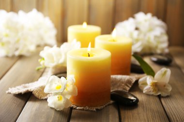 ahşap zemin üzerine çiçekli güzel mumlar