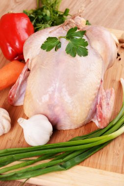 Ahşap masada çiğ tavuk.