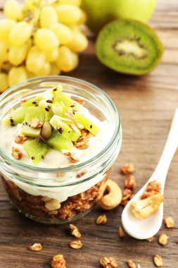 Müsli ve masada meyve sağlıklı katmanlı tatlı