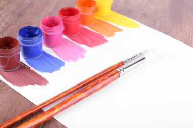 Boya konturları fırça ve boya kutular ile