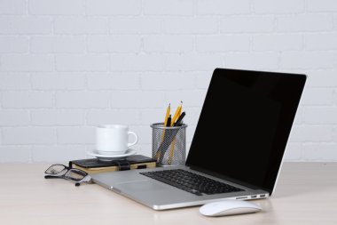 Tablo üzerinde modern dizüstü bilgisayar