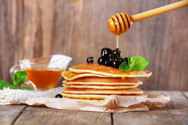 Nane ve rustik ahşap arka plan üzerinde meyveleri ile krep yığını