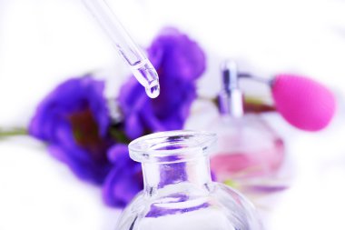 Damlalık şişe parfüm açık renkli çiçekler ile