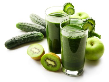 Beyaz arka plan üzerinde izole sebze ve meyve ile yeşil taze sağlıklı meyve suları