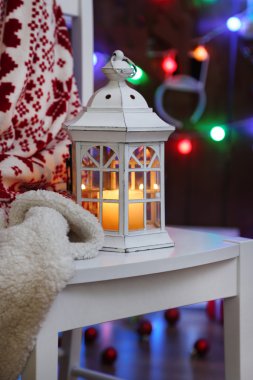 Fener, hediyeler ve Noel dekorasyonları ahşap duvar arka plan üzerinde