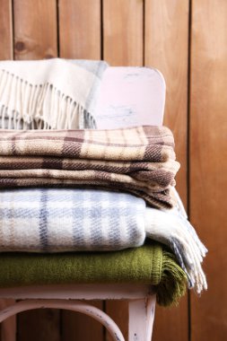 Sandalye üzerinde sıcak İskoç şalılar