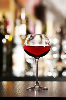 Bardak şarap ile bar-arka plan üzerinde