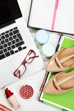 Moda blogger kavramı. Natürmort moda yaratıcı alanı