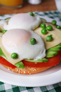 Sandviç haşlanmış yumurta, peynir ve masada tabakta sebze yakın çekim