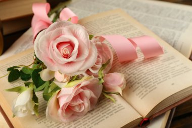 Kitaplar çiçekler ile yakın çekim