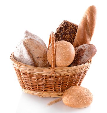 Hasır sepet beyaz izole içinde farklı ekmek