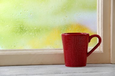 Pencere üzerinde sıcak içecek fincan