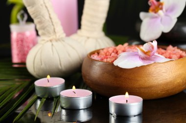 Çiçekler koyu arka plan üzerinde ile güzel spa kompozisyon