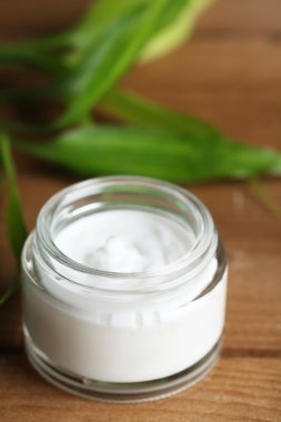 Bambu ahşap arka plan üzerinde yüz kremi