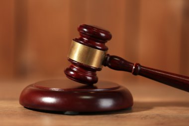Ahşap hakimler tokmak üzerinde ahşap masa, yakın çekim