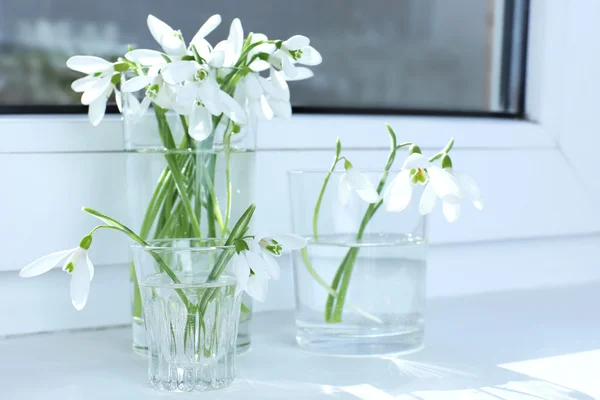 Krásná kytice sněženky v vázy na parapetu — Stock fotografie