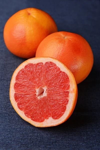 Zralý grapefruit na stole zblízka — Stock fotografie