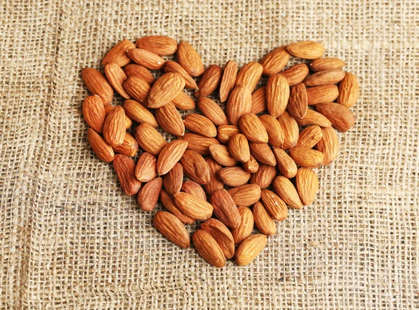 Almendras sobre fondo de saco — Foto de Stock