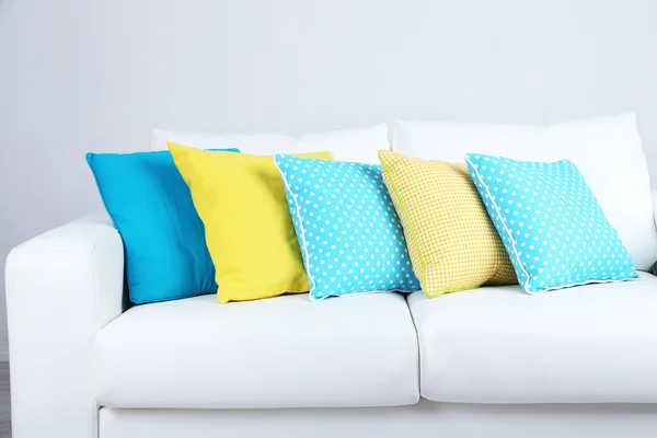 Bílá pohovka s barevnými polštáři — Stock fotografie