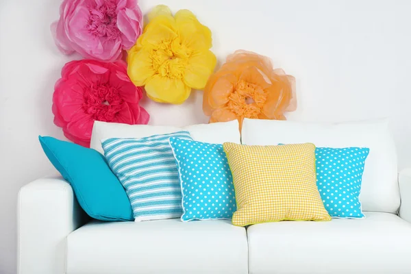 Sofá branco com travesseiros coloridos — Fotografia de Stock