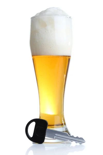 Llave del coche y vaso de cerveza — Foto de Stock