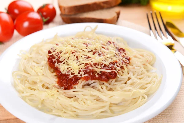 Massa com molho de tomate no prato na mesa close-up — Fotografia de Stock