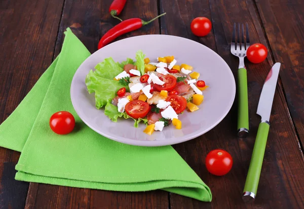 Ahşap masa yakın çekim tabakta sebze taze balık salatası — Stok fotoğraf