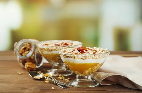 Sabroso postre con copos de avena y miel, en la mesa —  Fotos de Stock