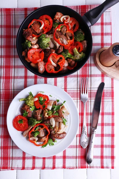 野菜とパンとテーブルの上皿のスパイス煮きのこ — ストック写真
