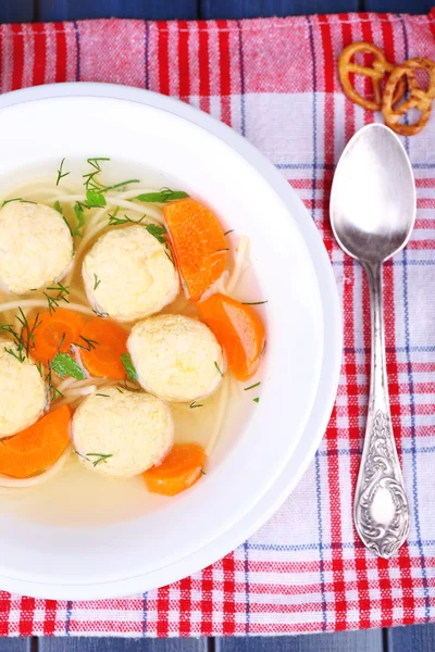 Sopa con albóndigas y fideos en tazón sobre fondo de madera — Foto de Stock